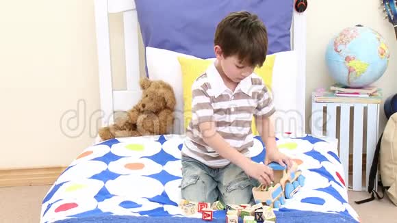小男孩在卧室里玩火车视频的预览图