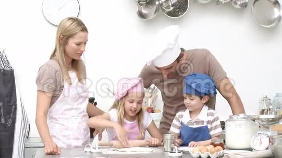 孩子们和父母一起烤饼干视频的预览图