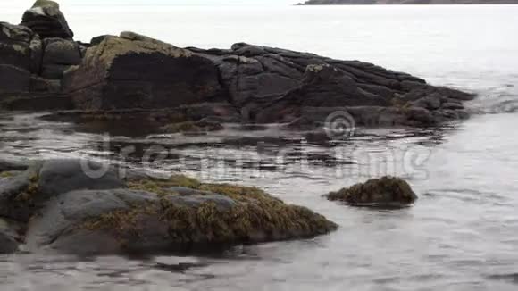 海浪拍打沙滩上的岩石视频的预览图