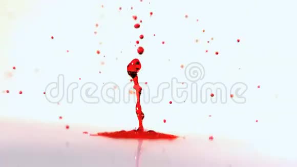 红色墨水弹在振动表面视频的预览图