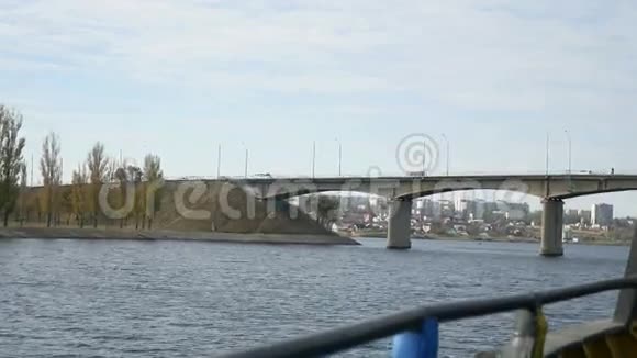 桥上的船在桥下航行驶上车流如潮视频的预览图