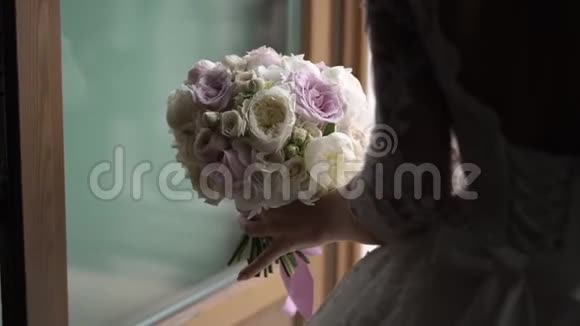 新娘穿着婚纱靠近阳台视频的预览图