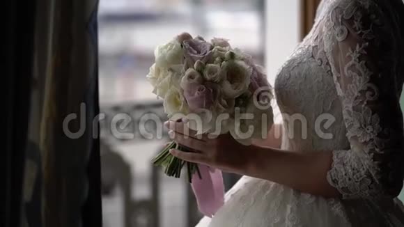 新娘穿着婚纱靠近阳台视频的预览图