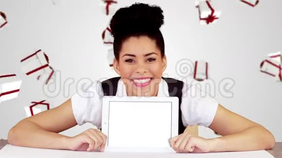 在屏幕上展示平板电脑的美女视频的预览图