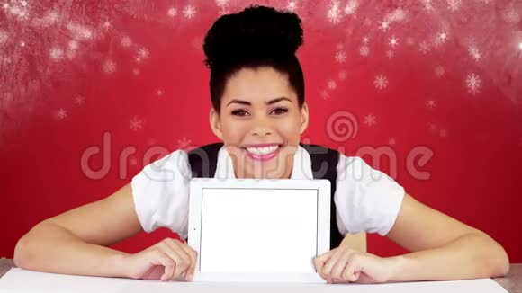 在屏幕上展示平板电脑的美女视频的预览图