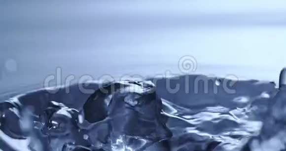 冰块掉落溅水慢动作2k视频推240fps视频的预览图