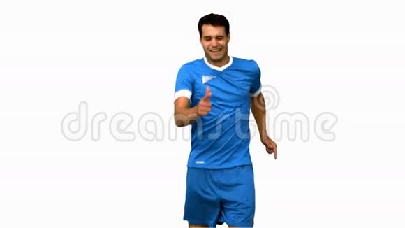 快乐的足球运动员在白色屏幕上庆祝进球视频的预览图