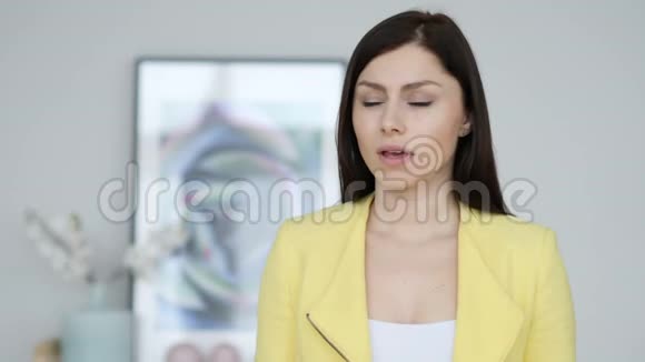咳嗽生病妇女在工作时咳嗽的画像视频的预览图