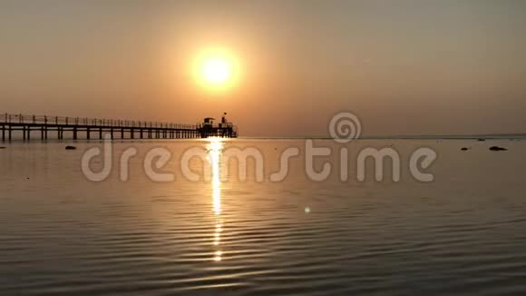 埃及红海上空的日出阳光普照的码头视频的预览图