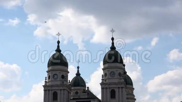 一座大教堂上空乌云密布视频的预览图