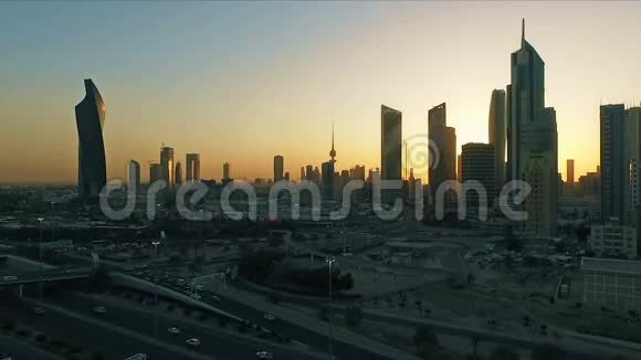 日落时的科威特天际线科威特一些著名的地方从天而降视频的预览图
