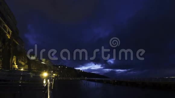 意大利那不勒斯海湾和维苏威火山的索伦托海岸线夜景视频的预览图