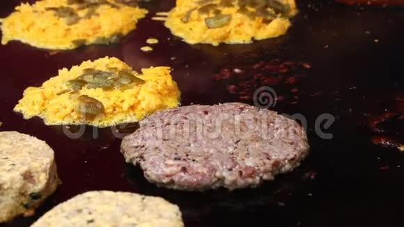 把肉汉堡烤成汉堡包视频的预览图