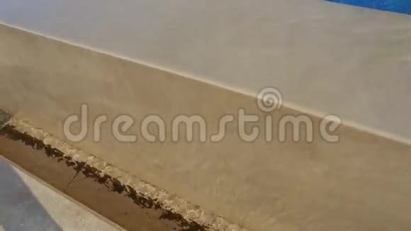 水上乐园滑梯阳光明媚的夏日视频的预览图