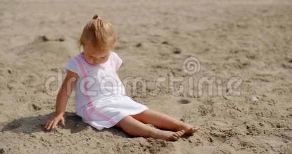 年轻漂亮的女孩在沙滩上玩耍视频的预览图