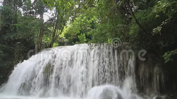 雨季埃拉万瀑布浊水带绿林视频的预览图
