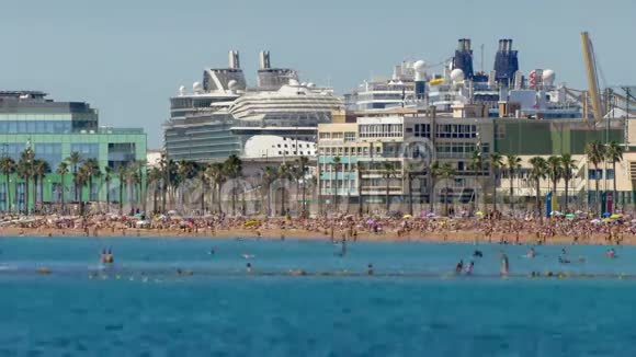 巴塞罗那城的海滩时光流逝倾斜移位效应4K视频的预览图
