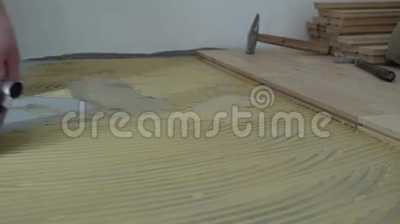 工人为镶木涂胶家庭装修视频的预览图