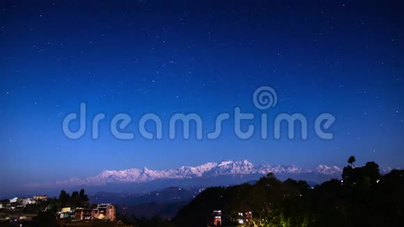 夜空时间喜马拉雅山上空消失视频的预览图