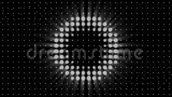 长袍白光闪烁和闪烁在黑色背景无缝循环动画单色聚光灯墙视频的预览图