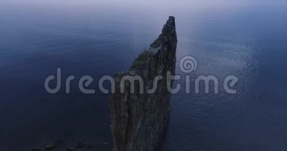 海上悬崖空中摄影多云天气视频的预览图