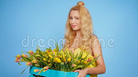 开朗的年轻女子花店拿着一盒郁金香视频的预览图