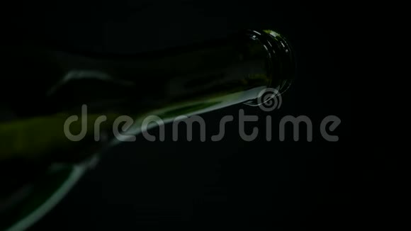 带有气泡的香槟倒入黑色背景的玻璃杯中视频的预览图