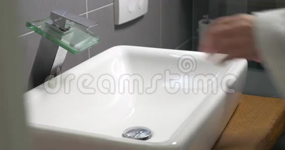 女人用液体肥皂洗手视频的预览图