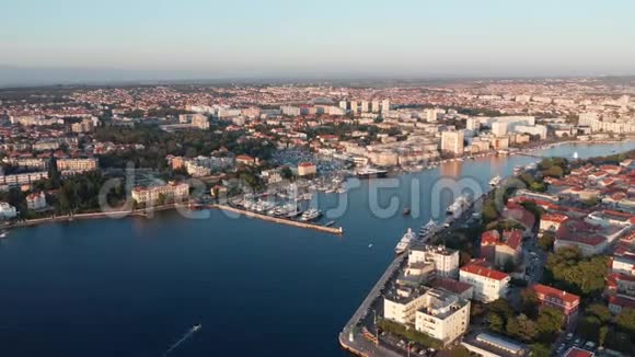 克罗地亚扎达尔码头空中观景镜头视频的预览图