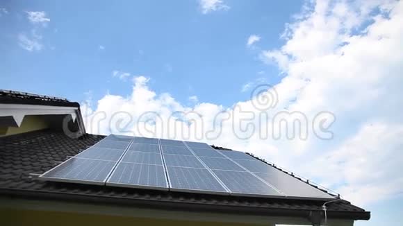 屋顶上有云的太阳能发电站视频的预览图