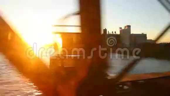 客运列车风景桥日落视频的预览图