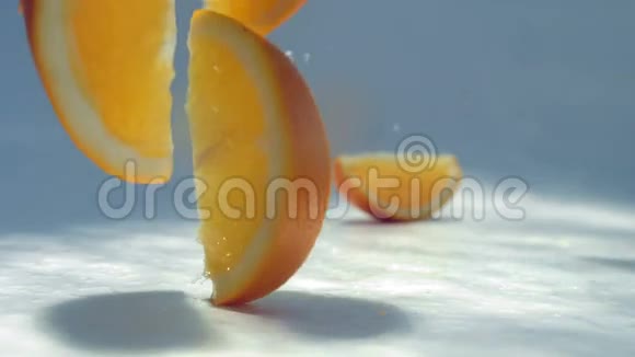 橘子片落在白色的桌子上视频的预览图