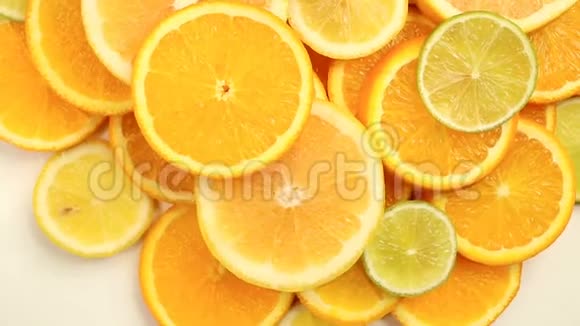 新鲜的柑橘类水果旋转视频镜头的概念健康饮食旋转切片橙子石灰柠檬葡萄视频的预览图