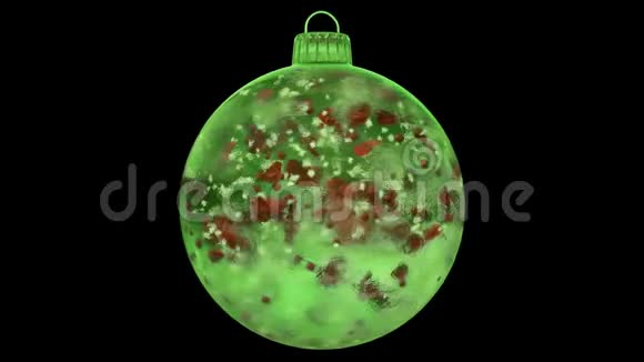 圣诞节旋转的绿色冰玻璃装饰红色花瓣阿尔法冰铜环视频的预览图