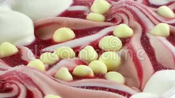 草莓冰淇淋和白巧克力球视频的预览图