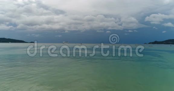 从普吉的巴通海滩俯瞰安达曼海视频的预览图