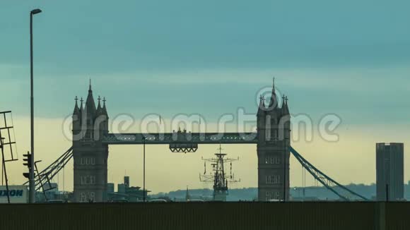 火车经过泰晤士河塔桥在后台视频的预览图