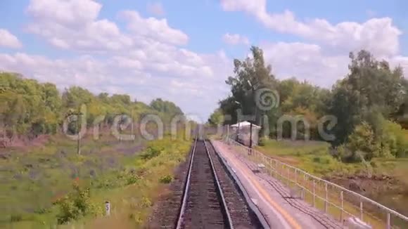 移动铁路轨道火车穿过乡村视频的预览图