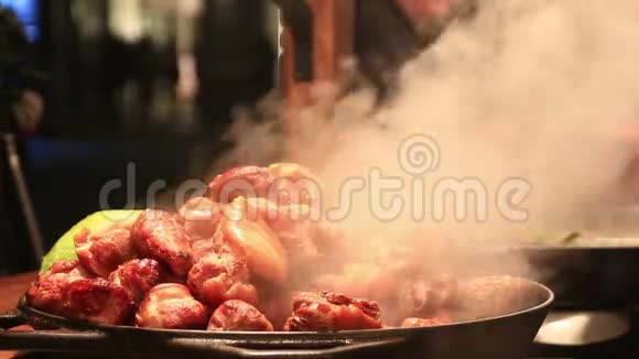 肉在一个大煎锅上煎视频的预览图