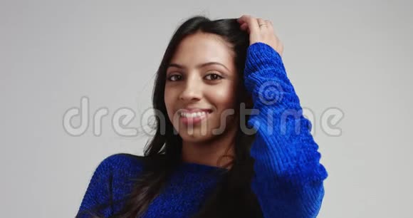 穿暖蓝色毛衣的拉丁女模特视频的预览图