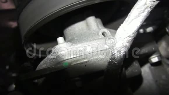 皮带发动机汽车滑轮汽车视频的预览图