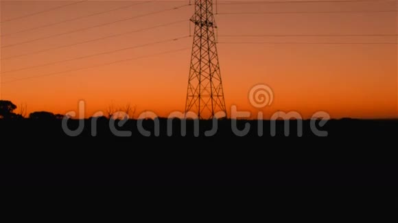 日落时的输电线路塔柱结构视频的预览图