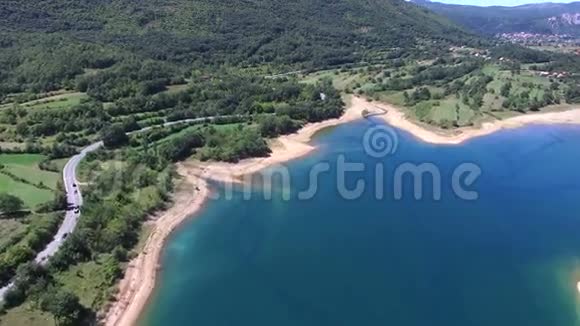 在美丽的克罗地亚佩鲁卡人工湖景观之上飞翔视频的预览图
