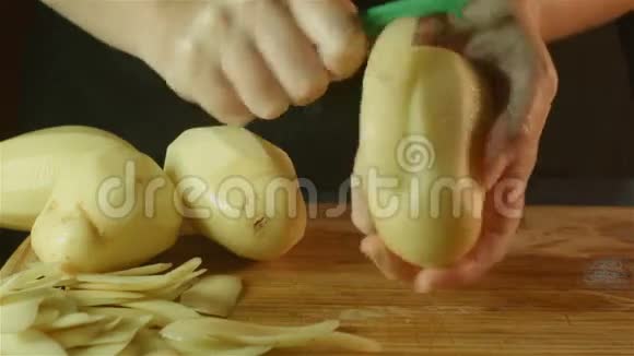 健康的新鲜食物在厨房里切蔬菜南瓜土豆视频的预览图