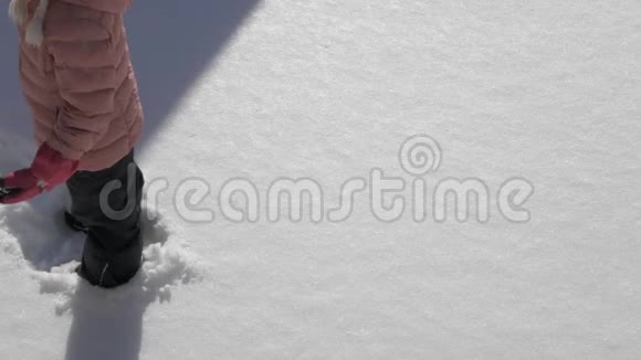 美丽的小女孩做雪天使视频的预览图