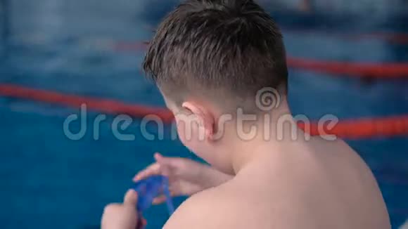 这个男孩正准备在游泳池里游泳视频的预览图
