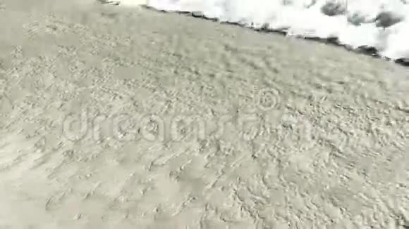 波浪在沙质海岸反复冲刷视频的预览图