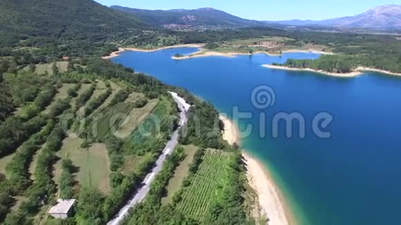 在美丽的克罗地亚佩鲁卡人工湖景观之上飞翔视频的预览图