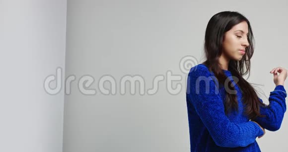 穿暖蓝色毛衣的拉丁女模特视频的预览图