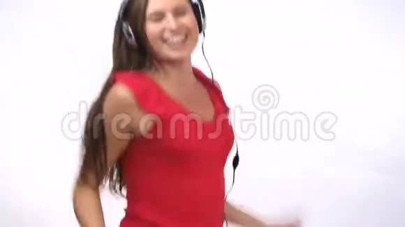 女人戴着耳机跳舞视频的预览图